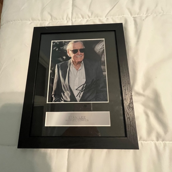 Framed Stan Lee/Marvel Comics Autographed Pic and 4 Framable Spiderman Prints - Picture 2 of 4